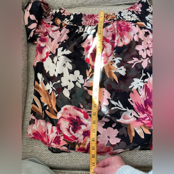 White House Black Market Floral Print Blouse in Black and Pink, size SP, organza - Picture 5 of 12